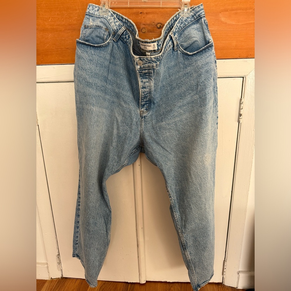 Abercrombie & Fitch Dad High Rise Curve Love Jeans